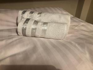 Łóżko lub łóżka w pokoju w obiekcie Victoria Rooms