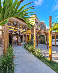 拉巴拉德納聖米格爾的住宿－月亮旅館，前面有棕榈树的建筑