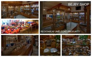 un collage di quattro foto di un negozio con tavolo e scaffali di Penzion Bejby Turnov a Turnov