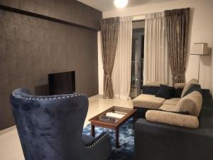 sala de estar con sofá y mesa en Stratford Serenade Havelock City Luxury Apartment, en Havelock Town