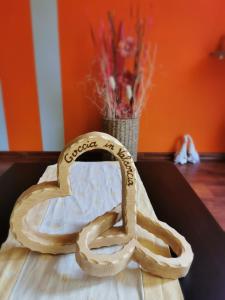 un par de sandalias sentadas sobre una mesa en Goccia in Valdorcia Smart Home, en San Quirico dʼOrcia