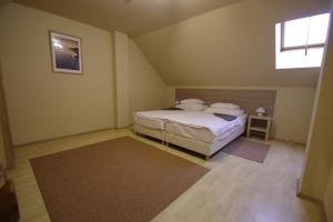 Łóżko lub łóżka w pokoju w obiekcie Hotel Vadászkürt Superior