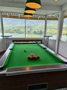 una mesa de billar en una habitación con vistas en Hatton Summer House, en Hatton