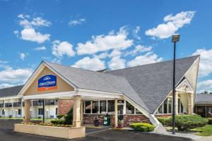 un edificio con un cartel en la parte delantera en Howard Johnson by Wyndham Bangor en Bangor