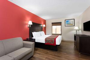Un pat sau paturi într-o cameră la Ramada by Wyndham Panama City
