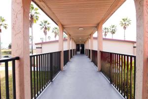 Balkón nebo terasa v ubytování Ramada by Wyndham Davenport Orlando South