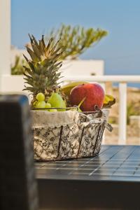 um cesto de fruta em cima de uma mesa em Kalimera Karpathos Exclusive Villas em Afiartis