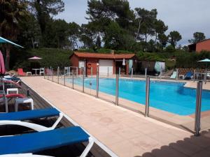 une piscine entourée d'une clôture dans l'établissement Hotel Albatros, à Mouans-Sartoux