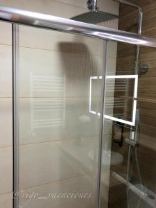 uma porta de duche em vidro na casa de banho em Pizarro55 By Vigovacaciones em Vigo