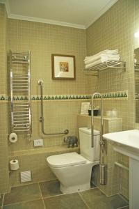 a bathroom with a toilet and a sink at Casa Camino Turismo Rural in Palas de Rei  +43 photos
