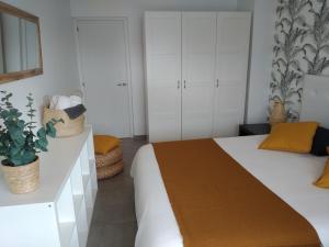San FranciscoにあるApartment Terrace Benalmádenaのベッドルーム(白い大型ベッド、黄色い枕付)