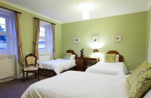 Tempat tidur dalam kamar di The Walnut Tree Inn