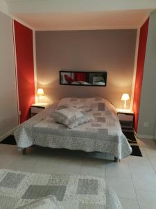 1 dormitorio con 1 cama y 2 lámparas en 2 mesas en Jolie appartement, L'enclave des secrets, en LʼIsle-sur-la-Sorgue