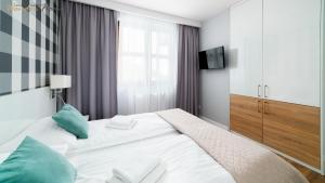 Posteľ alebo postele v izbe v ubytovaní Wonder Home - Apartamenty Residence Karpacz blisko stoku narciarskiego, z balkonami i parkingiem