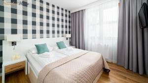 Posteľ alebo postele v izbe v ubytovaní Wonder Home - Apartamenty Residence Karpacz blisko stoku narciarskiego, z balkonami i parkingiem