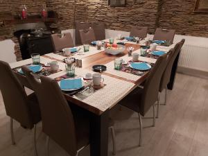 納德仁的住宿－La Fermette Blanche，餐桌、椅子和餐桌