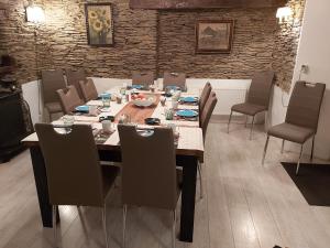 納德仁的住宿－La Fermette Blanche，一间带长桌和椅子的用餐室