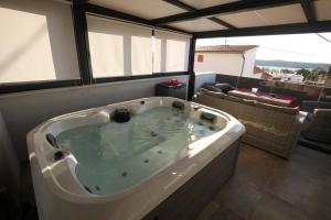 una grande vasca da bagno in una camera con balcone di Luxurious seaview apartment a Šibenik Altre 25 foto