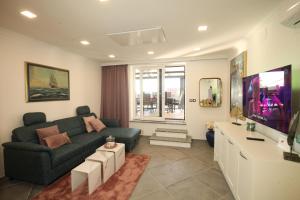 un soggiorno con un divano e una TV di Luxurious seaview apartment a Šibenik