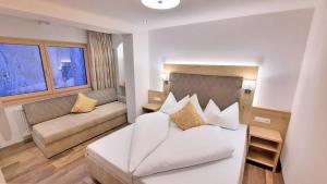 un soggiorno con divano bianco di Heimat Apartments - Zillertal a Gerlos