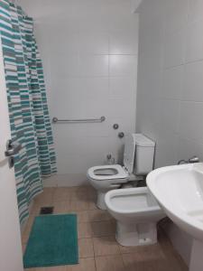 Un baño con un inodoro blanco y un lavabo. en Boulevard Lavalle Apartament, en San Miguel de Tucumán 23 fotos más