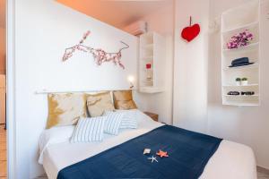 - une chambre avec un lit et une couverture bleue dans l'établissement Ippocampo Silvi Vacanza, à Silvi Marina