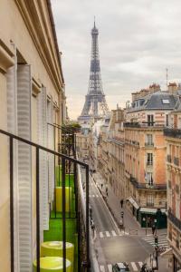 balcón con vistas a la torre Eiffel en Elysées Union, en París