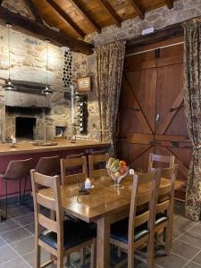 comedor con mesa de madera y sillas en Casa Camino Turismo Rural, en Palas de Rei 