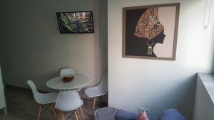 Habitación con mesa, sillas y una foto en Victoria 51.(Plz España). Playa de Las Canteras, en Las Palmas de Gran Canaria