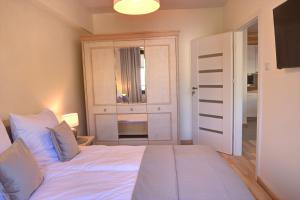 Posteľ alebo postele v izbe v ubytovaní Apartamenty KORAL