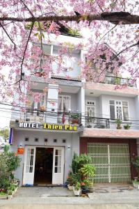 ein Gebäude mit einem Schild, das das Hotel liest und dann läuft in der Unterkunft Thien Phu Guesthouse Dalat in Da Lat