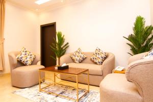 uma sala de estar com dois sofás e uma mesa de centro em ال متعب سويتس المرسلات em Riyadh