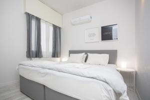 Postel nebo postele na pokoji v ubytování Mayra Seafront Luxury Apartment (BREAKBOOKING-CY) + 36 fotografií