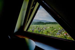 a window view of a village from a train at GRAPA LOFT Dom w Górach Apartament Wypoczynek w górach in Lipnica Wielka