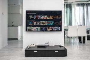 TV a/nebo společenská místnost v ubytování Mayra Seafront Luxury Apartment (BREAKBOOKING-CY)