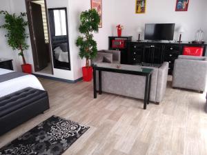 a living room with a bed and a table and chairs at Drake Inn in Puerto Villamil