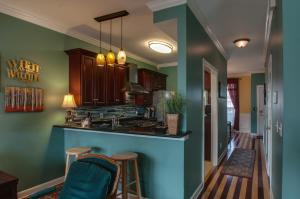 una cucina con pareti e sgabelli blu e verdi di Vacation Home 5 Mins to Down Town 2 Bedrooms 2 Baths Garden Area Hot Tub a Nashville