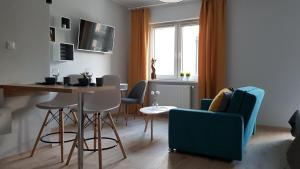 sala de estar con mesa y sillas en Apartament przy Onkologii, en Bydgoszcz