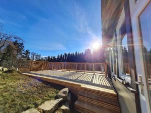 een terras aan de zijkant van een huis bij Ferienhaus Grabenhansl in Stubenberg