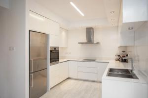 Kuchyň nebo kuchyňský kout v ubytování Mayra Seafront Luxury Apartment (BREAKBOOKING-CY)