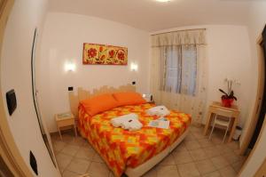 a bedroom with a bed with two pigs on it at A 2 Passi Dagli Dei in Agerola