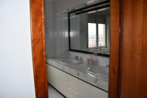 ein Badezimmer mit 2 Waschbecken und einem Spiegel in der Unterkunft Alzano Panorama in Alzano Lombardo