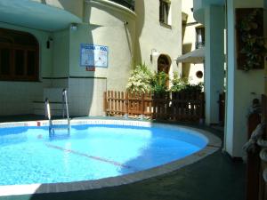 Bazén v ubytování Apartamentos Mediterraneo nebo v jeho okolí