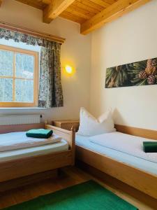 two beds in a room with a window at Ferienhaus Sükar in Bad Kleinkirchheim