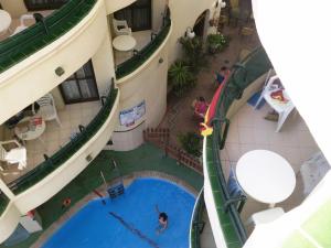 Bazén v ubytování Apartamentos Mediterraneo nebo v jeho okolí + 12 fotografií