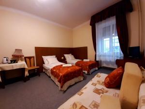 una camera d'albergo con due letti e una finestra di Red Carpet Hostel a Cracovia