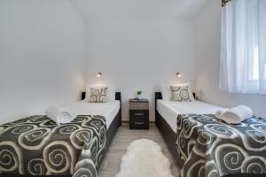 Posteľ alebo postele v izbe v ubytovaní Apartmani Kaštelina