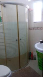 y baño con ducha, aseo y lavamanos. en White Sands shared apartments, en Punta Cana