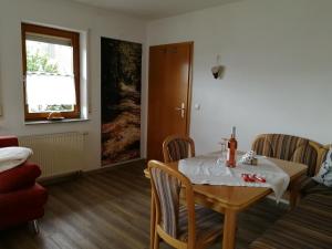 Ferienwohnung Fahrner في بايرسبرون: غرفة طعام مع طاولة وأريكة