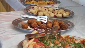 einen Tisch mit drei Teller Essen drauf. in der Unterkunft Hotel Merano in Brenzone sul Garda